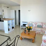 Citilet Louis Blanc 1,2,3 - Three Gorgeous, Open-plan דירה