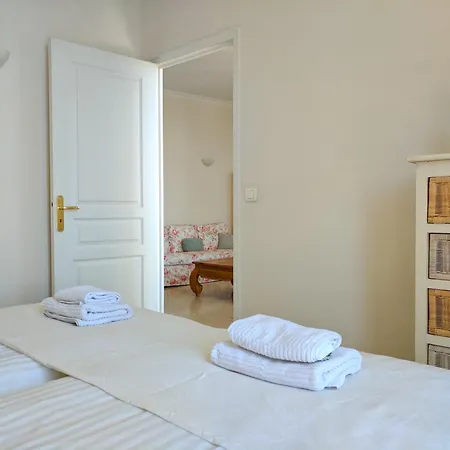Citilet Louis Blanc 1,2,3 - Three Gorgeous, Open-plan Apartment