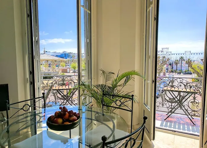 Citilet Louis Blanc 1,2,3 - Three Gorgeous, Open-plan Apartment *